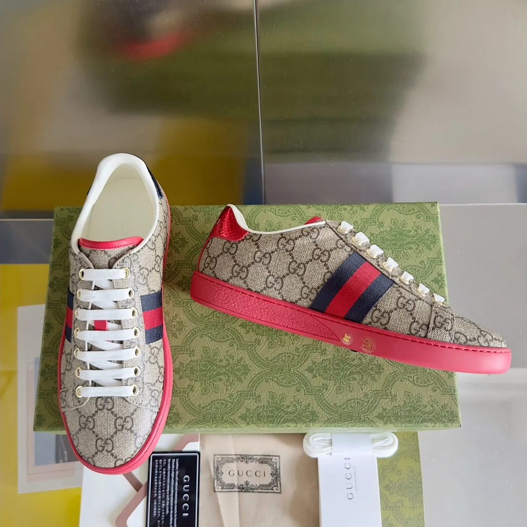 👟👟Ex-factory price 540👟👟 Men's size +10 Top version: Gucci G family classic Ace series Embroidery Little Bee White Shoes Couple Style Ribbon Love Casual Sports Shoes Sneakers Original Purchase Development Production This brand's classic low-top sports shoes interweave golden embroidered bees with red and green webbing. The bee is a classic element of the brand. It appeared in the Gucci ready-to-wear series in the 1970s. Exquisite packaging at the delivery counter🛍📦 ▪️Fabrics: Original custom imported first-layer cowhide ▪️Foots: Original custom cowhide lining ▪️Sole: Original open-molded rubber non-slip material ▪️Sole thickness: 2.5CM ▪️Size: Women's 34-41 (customized 34/41) ▪️Size: Men's 38-46 (38/46 customized)